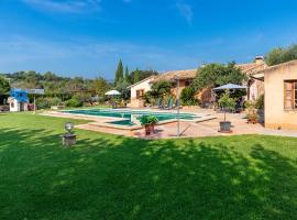 Country house with amazing pool in a beautiful rural setting, casa rural en Campanet
