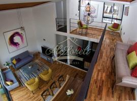 Amazing house in the Center with pool and parking, rumah liburan di Guanajuato