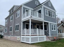 Large 5 Bdrm Home in Desirable Rexhame Beach!, hotel amb aparcament a Marshfield