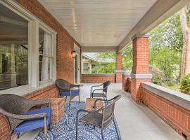 Large Family Home in Atlanta with Pool Table!, nh&agrave; nghỉ dưỡng ở Atlanta