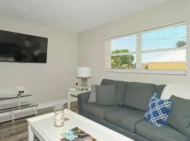 Siesta Key Village-Suite #2: A block to the Beach!