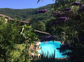 Gîte Tanagra : Maison avec piscine et vue exceptionnelle, hotel with parking in Roquefort-les-Cascades