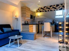 Au bord du lac d’Annecy, logement type Loft, dans résidence avec plage et ponton privée、デュアンのビーチ・ホテル