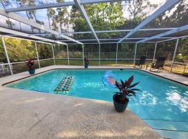 Full bungalow with swimming pool, familiehotell i Fort Pierce