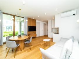 White Deluxe with terrace by OneApartments, hotel cerca de Playa de Jelitkowo, Gdansk