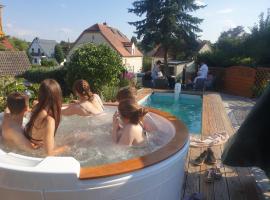 Ferienwohnung Moritzburg mit Pool, отель в городе Морицбург