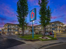 Motel 6-San Bernardino, CA - North, hotel dengan kolam renang di Serrano Village