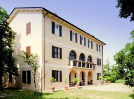 Blissful villa in Teolo with patio and garden, hotel in Rovolon