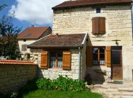 Maison Authentique avec Jardin Clos et Parking Privé à Pont-la-Ville - FR-1-611-59