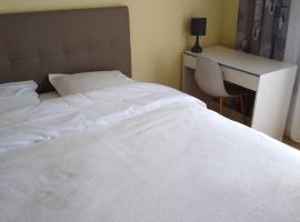 chez Myla chambre avec tv écran plat et salle de bain privative, hotell sihtkohas Bourges