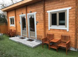 Immaculate Cabin 5 mins to Inverness Dog friendly, hotell med parkeringsplass i Inverness