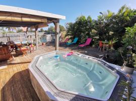 Bungalow La Perle - Jacuzzi - Piscine, hotel in Saint-François