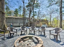 Cozy Cabin with Sunroom and Cacapon River Access!, hotel in Capon Bridge