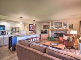 Bend Condo with Deck, Resort-Style Amenities and Views!, hotel a Bend