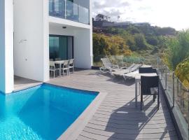 Sunshine Villa 150m above Ocean & Sandy Beach, Strandhaus in Estreito da Calheta