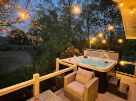 Torrey Pines - 2 bedroom hot tub lodge with free golf, NO BUGGY, hotel em Swarland