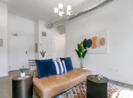 1BR West Loop Apt, In-Unit Laundry, Public Parking - Lake 301