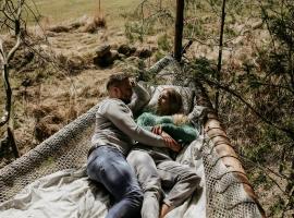 Palapinė medyje, luxusn&iacute; kemp v destinaci Barkellai