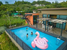 The X10 private pool villa khaoyai Japan-Italian SHA Certified เขาใหญ่, cabaña o casa de campo en Ban Tha Chang