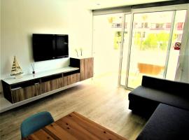 Spotless south facing apartment with pool view and WIFI heart of Las Americas, hotel near Safari Shopping Centre, Playa de las Americas