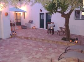 Guest House Páteo da Cadeia Velha, hotel a Serpa