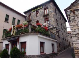 Hostal Pirineos Sarvisé, guest house in Sarvisé