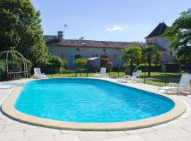 Maison de 5 chambres avec piscine privee jacuzzi et jardin clos a Thenac, hotel di Thénac