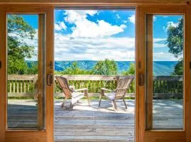 Amazing Views, Hot Tub, Huge Deck at Chalet Cabin