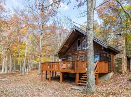 Cabin in Woods w Loft, Hot tub, Deck, Fire Pit, WiFi, renta vacacional en Great Cacapon