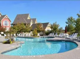 Great Location, Pool, Blue Mountain 2 BDRM Dream