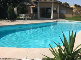 Villa dans Toulouse avec piscine privée with Swimming Pool: Toulouse'de bir tatil evi