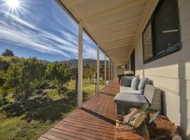 East Jindabyne- Cavallino 4 bedroom home、ジンダバインにあるスノーウィ山脈の周辺ホテル