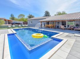 Villa Pave, hotel with pools in Pakoštane