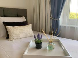 2 Large Double Bedrooms Serviced Apartement, Cheshunt - Hertfordshire Ideal for Families Corporate businesses, workforces and employee teams – hotel w mieście Cheshunt