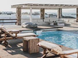 Villa Olivine by Mykonos Stays: Glastros şehrinde bir havuzlu otel