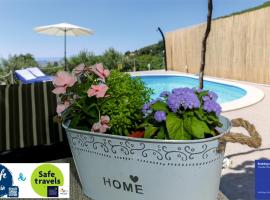 Holiday Home Rupotina with a large yard, pool and a beautiful view, cabaña o casa de campo en Solin