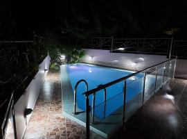 Violet Studio με πισίνα, hotel u Volosu