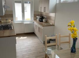 Pingvin Cukrászda Apartman, Hotel in Balatonmáriafürdő