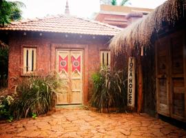 Morjim Yoga House, North Goa, hotell i Chopdem