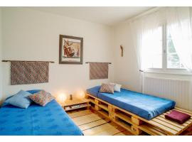 Chambre soignée et accueillante à la campagne - Ch bleue, cheap hotel in L Honor De Cos