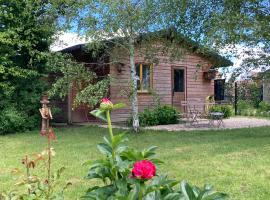 Chalet proche Orleans centre, hotel in Saint-Jean-le-Blanc