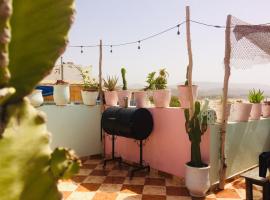 Amayour Surf Hostel, bed & breakfast i Taghazout