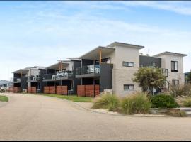 Captains Cove 1st Floor Spa Luxury Apartments - Free Netflix, apartment in Paynesville