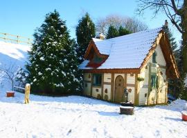 Snow Whites House - Farm Park Stay with Hot Tub, hotell i Swansea