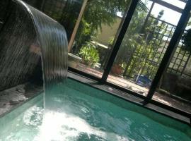 La casa con piscina riscaldata interna ANNA LUXURY GARDEN, ξενοδοχείο στην Πίζα