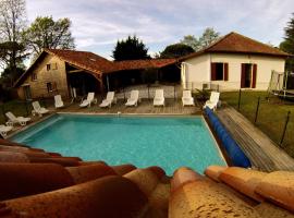 Ensemble de 3 villas avec piscine chauffée, esprit détente, hotel in Sanguinet