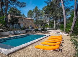 Stunning panoramic views and heated pool in Roussillon, hotel i Roussillon