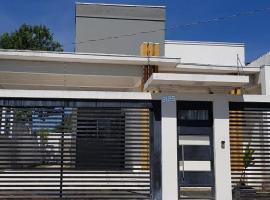 Casa ampla e confortável próximo ao centro, vilă din Corumbá