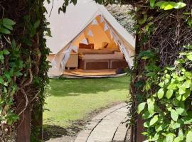 The White Dove Bed and Breakfast and Bell Tents 1, hotell med parkeringsplass i Newark upon Trent