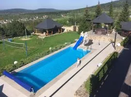Apartamenty Pod Łysicą & SPA - przy stoku, basen, jacuzzi, sauna